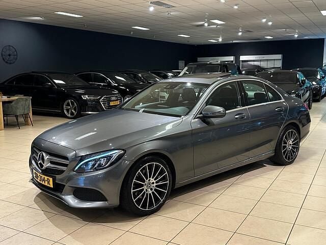 Grijs (metallic) Gebruikt 2017 Mercedes C220 Avantgarde Sedan | € 16.950 (Eerlijke prijs) - Afbeelding 1/4