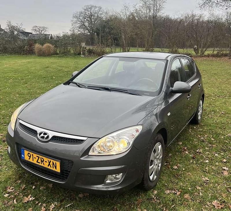 Grijs Gebruikt 2008 Hyundai i30 Dynamiq MPV | € 3.500 (Eerlijke prijs) - Afbeelding 1/4