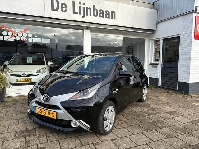 Zwart Gebruikt 2015 Toyota Aygo X-play Hatchback | € 7.999 (Eerlijke prijs) - Afbeelding 1/4