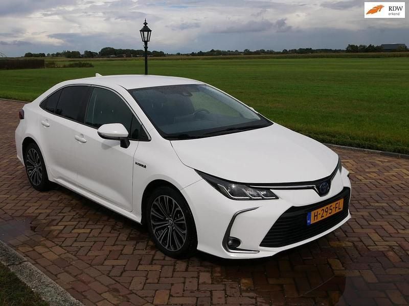 Wit Gebruikt 2020 Toyota Corolla Sedan | € 17.545 (Eerlijke prijs) - Afbeelding 1/3