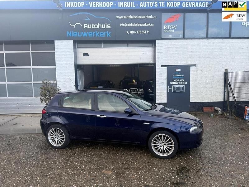 Blauw Gebruikt 2005 Alfa Romeo 147 Progression Hatchback | € 1.499 (Eerlijke prijs) - Afbeelding 1/4