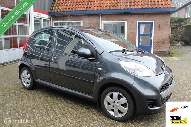 Occasion Peugeot 107 68 PK (50 kW) 2011 Grijs (metallic) Hatchback