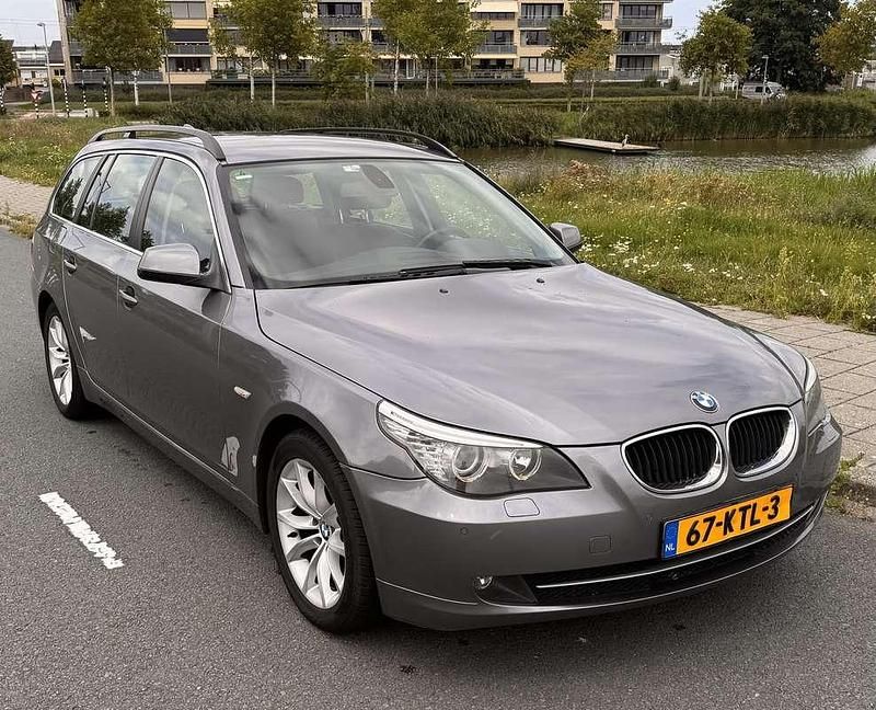 Grijs Gebruikt 2010 BMW 520 Stationwagen | € 5.500 (Goede deal) - Afbeelding 1/4