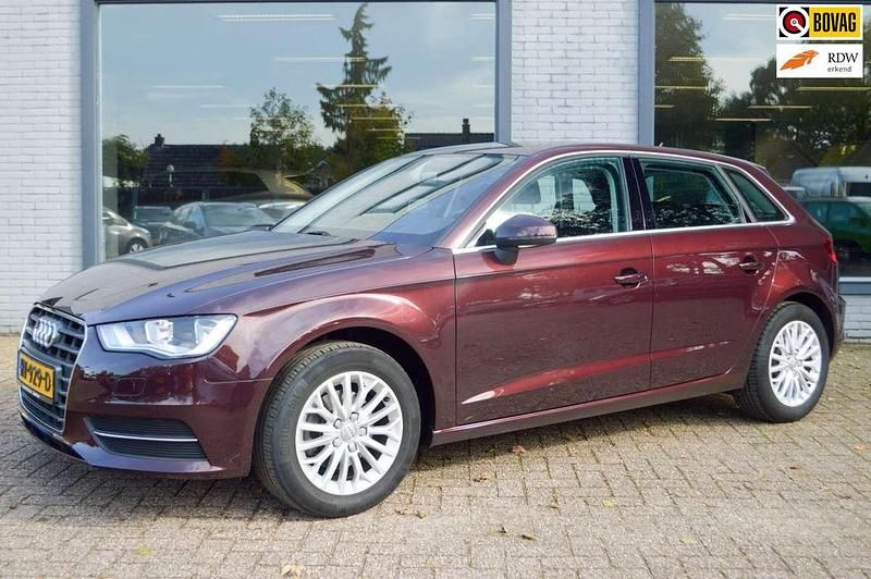 Paars Gebruikt 2016 Audi A3 Sportback Ambiente Hatchback | € 17.300 (Eerlijke prijs) - Afbeelding 1/4