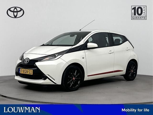 Pure white (licht wit) Gebruikt 2014 Toyota Aygo X-play Hatchback | € 8.445 (Eerlijke prijs) - Afbeelding 1/3