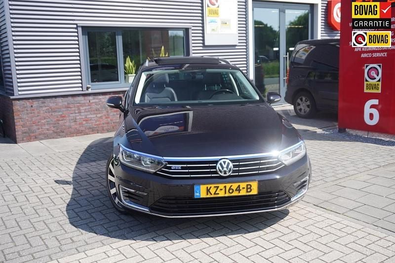Zwart Gebruikt 2016 VW Passat GTE Stationwagen | € 19.755 (Iets duurder) - Afbeelding 1/4