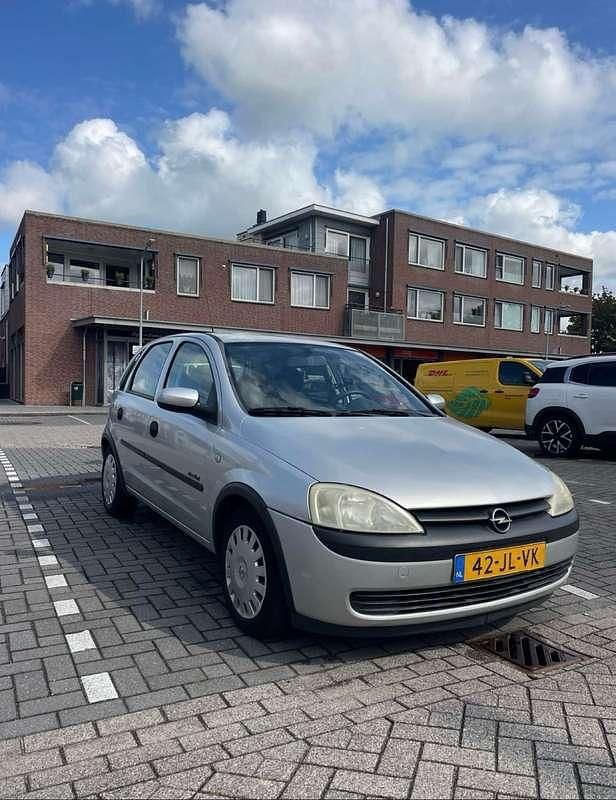 Grijs Gebruikt 2002 Opel Corsa Comfort Hatchback | € 1.000 (Eerlijke prijs) - Afbeelding 1/4