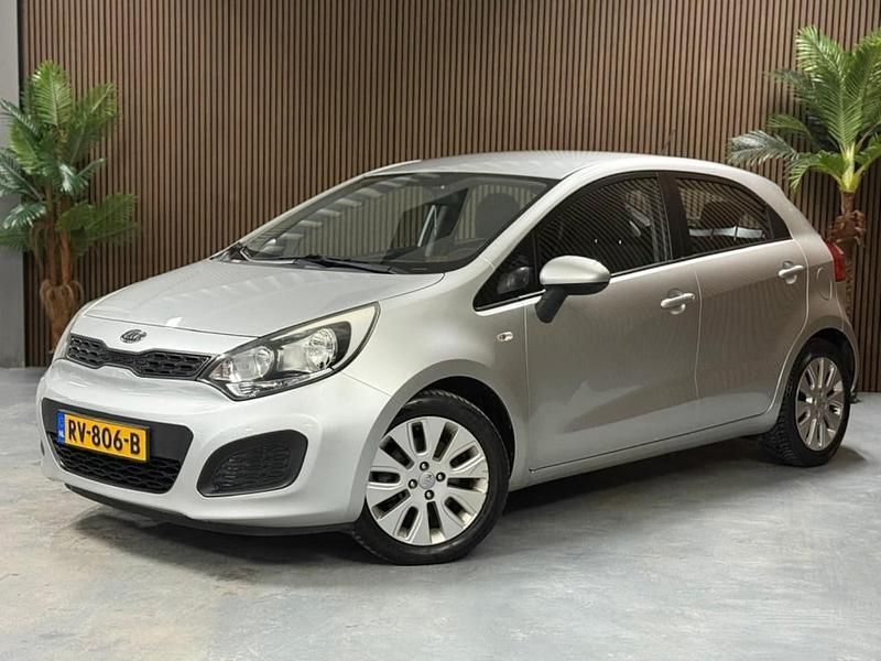 Grijs Occasion 2012 Kia Rio Plus Hatchback | € 4.999 (Goede deal) - Afbeelding 1/4