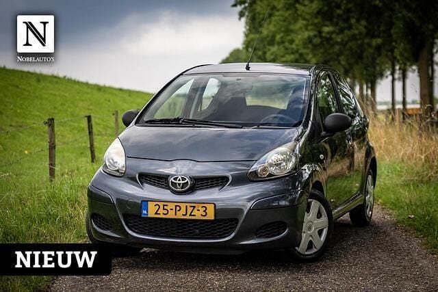 Grijs Gebruikt 2011 Toyota Aygo Cool Hatchback | € 1.990 (Super prijs) - Afbeelding 1/4