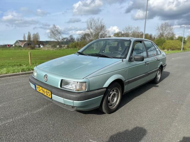 Groen Gebruikt 1990 VW Passat Sedan | € 1.999 - Afbeelding 1/4