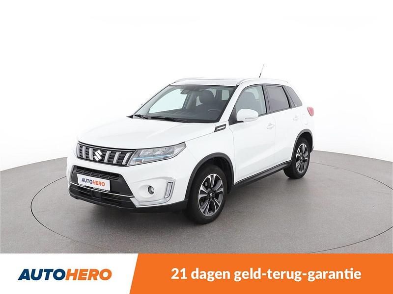Wit (metallic) Gebruikt 2023 Suzuki Vitara Style SUV | € 22.349 (Goede deal) - Afbeelding 1/4