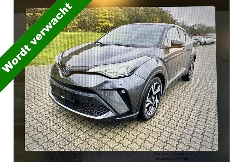Grijs (metallic) Gebruikt 2022 Toyota C-HR+ Style SUV | € 25.749 - Afbeelding 1/4