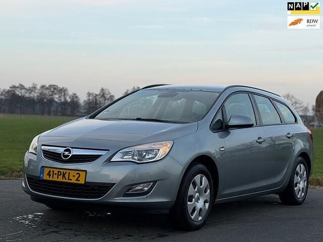 Grijs Occasion 2011 Opel Astra Edition Stationwagen | € 2.799 (Goede deal) - Afbeelding 1/4