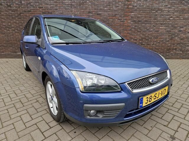 Blauw Gebruikt 2006 Ford Focus Futura Hatchback | € 1.695 (Eerlijke prijs) - Afbeelding 1/4