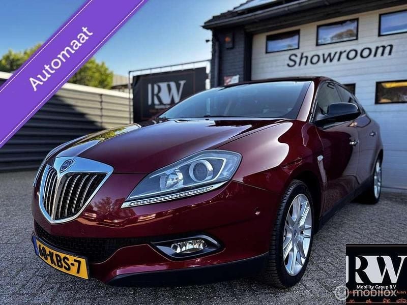 Rood, metallic lak Gebruikt 2009 Lancia Delta Hatchback | € 5.995 (Eerlijke prijs) - Afbeelding 1/4