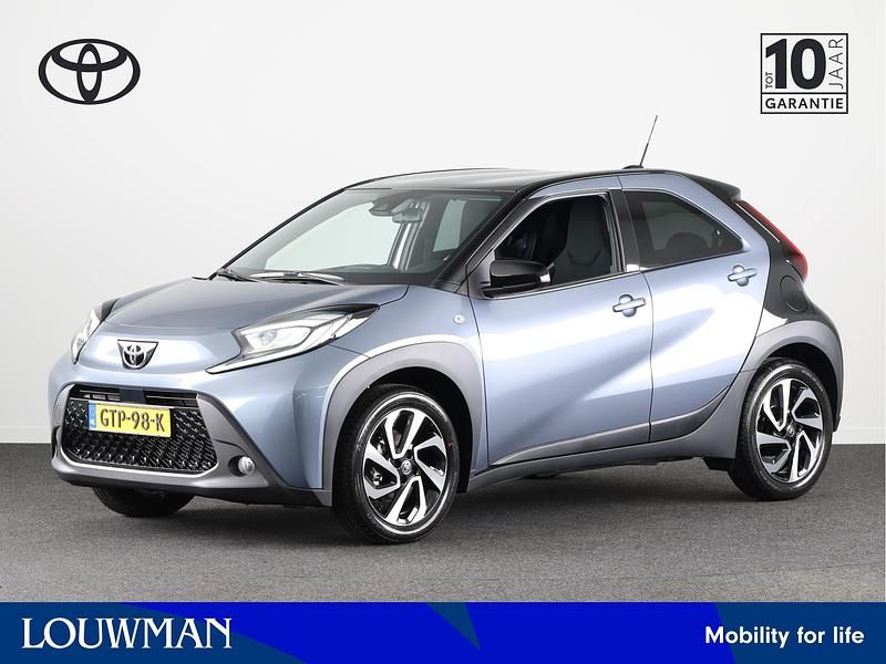 Grijs, metallic lak Gebruikt 2024 Toyota Aygo Pulse Hatchback | € 20.445 (Iets duurder) - Afbeelding 1/3