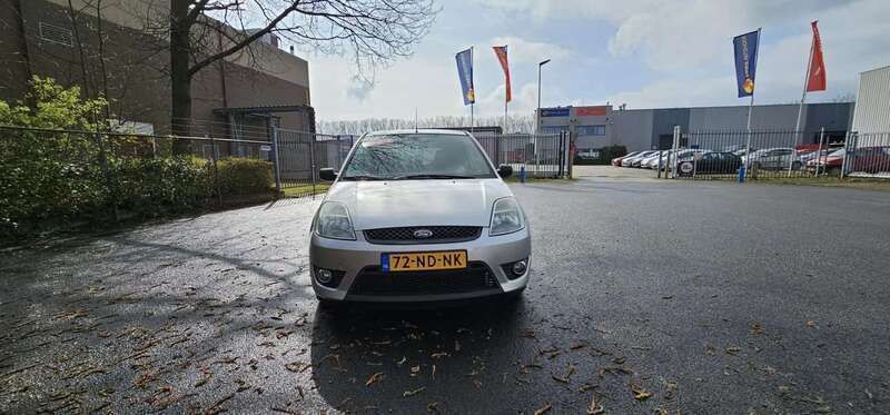 Occasion Ford Fiesta Celebration 69 PK (50 kW) 2003 Grijs, metallic lak Hatchback