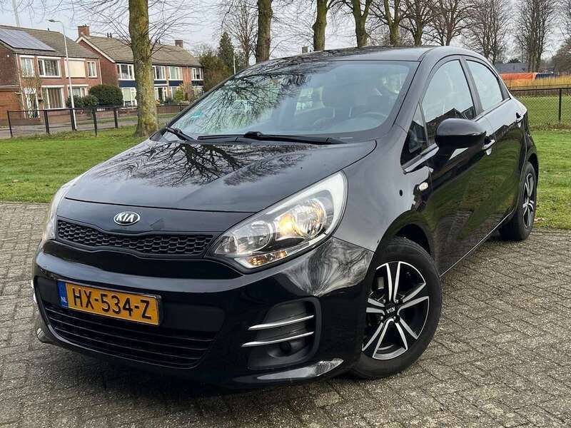Zwart Gebruikt 2016 Kia Rio Hatchback | € 9.450 (Eerlijke prijs) - Afbeelding 1/4