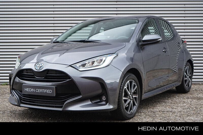 Grijs Gebruikt 2023 Toyota Yaris Hybrid Play Hatchback | € 23.945 (Eerlijke prijs) - Afbeelding 1/4