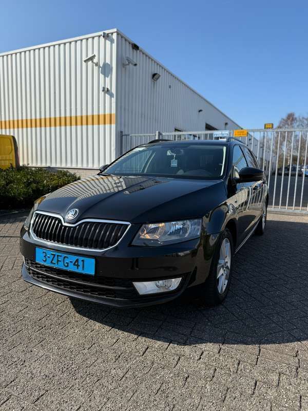 Zwart Gebruikt 2014 Skoda Octavia Stationwagen | € 8.000 (Eerlijke prijs) - Afbeelding 1/4