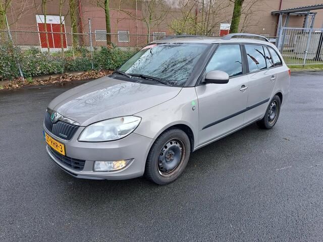 Beige, metallic lak Occasion 2011 Skoda Fabia GreenLine Hatchback | € 1.999 (Iets duurder) - Afbeelding 1/4