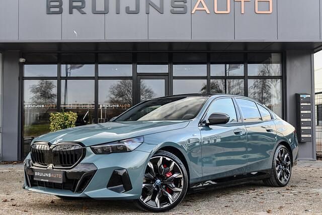 Blauw Occasion 2025 BMW 550e M Sport Sedan | € 86.950 - Afbeelding 1/4