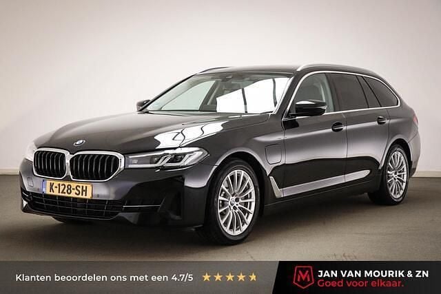 Zwart Occasion 2021 BMW 530e Comfort Edition Stationwagen | € 27.450 (Goede deal) - Afbeelding 1/4