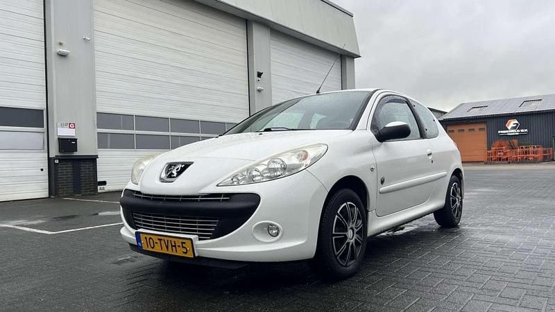 Wit Gebruikt 2012 Peugeot 206+ Urban Move Hatchback | € 3.950 (Iets duurder) - Afbeelding 1/4
