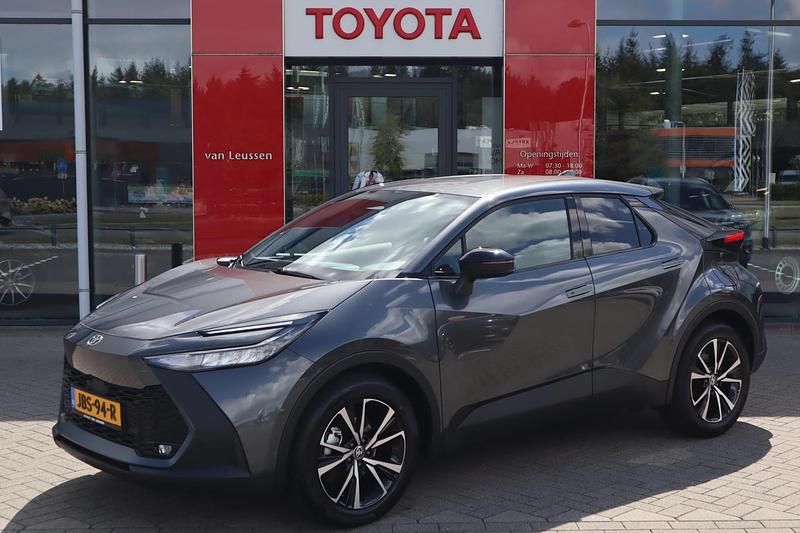 Grijs Nieuw 2025 Toyota C-HR SUV | € 40.499 (Duur) - Afbeelding 1/1