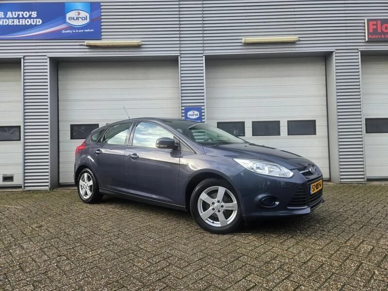 Grijs, metallic lak Gebruikt 2011 Ford Focus Trend Hatchback | € 3.950 (Goede deal) - Afbeelding 1/4