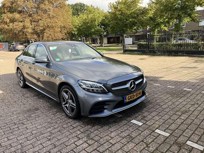 Grijs Gebruikt 2019 Mercedes C200 Premium Sedan | € 27.000 (Eerlijke prijs) - Afbeelding 1/4