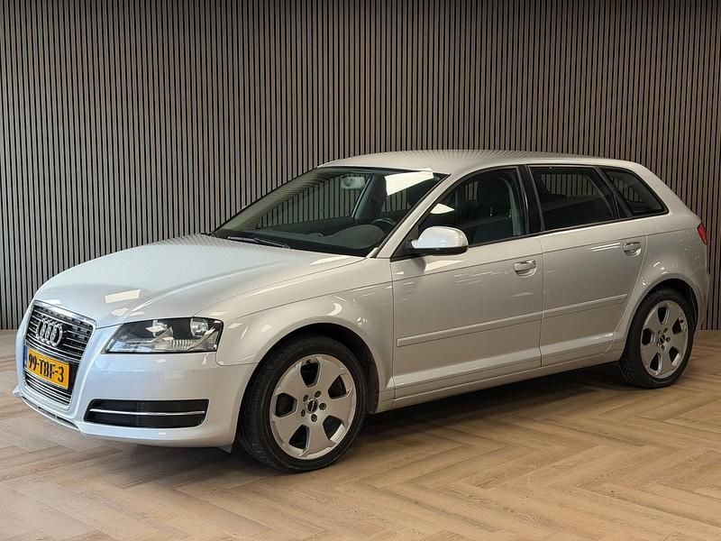 Grijs Occasion 2012 Audi A3 Sportback Attraction Hatchback | € 6.995 (Goede deal) - Afbeelding 1/4