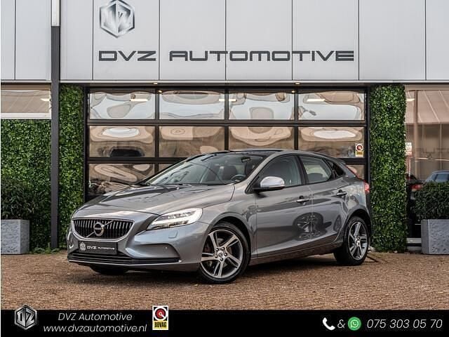 Grijs Gebruikt 2017 Volvo V40 Momentum Hatchback | € 15.950 (Eerlijke prijs) - Afbeelding 1/4