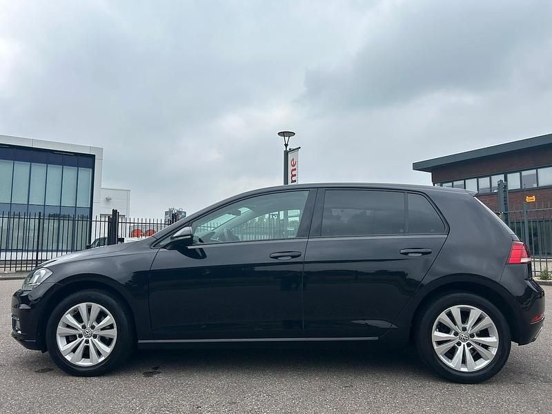 Zwart (metallic) Gebruikt 2019 VW Golf VII Comfortline Hatchback | € 12.950 (Super prijs) - Afbeelding 1/4