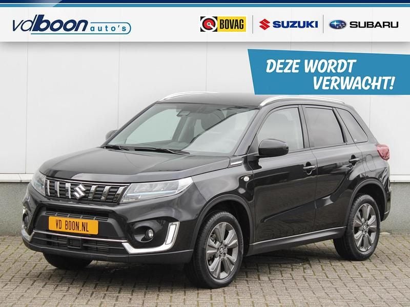 Zwart Gebruikt 2021 Suzuki Vitara SUV | € 24.290 (Iets duurder) - Afbeelding 1/3