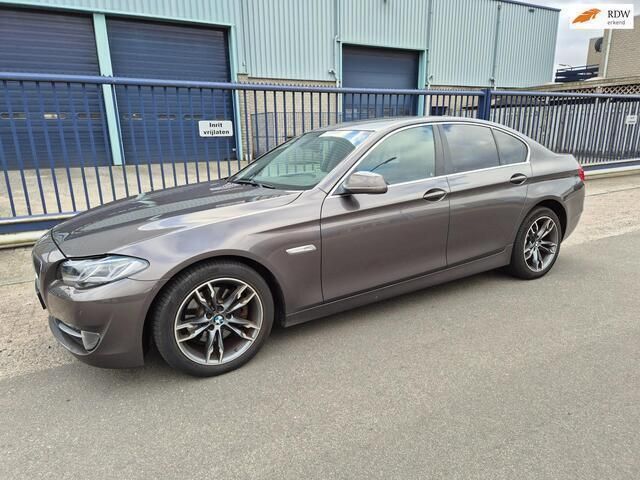 Bruin Gebruikt 2010 BMW 523 Executive Sedan | € 9.950 (Eerlijke prijs) - Afbeelding 1/4