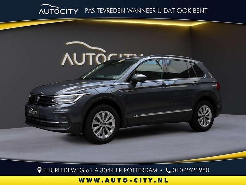 Grijs, metallic lak Gebruikt 2022 VW Tiguan Life SUV | € 31.950 (Goede deal) - Afbeelding 1/4