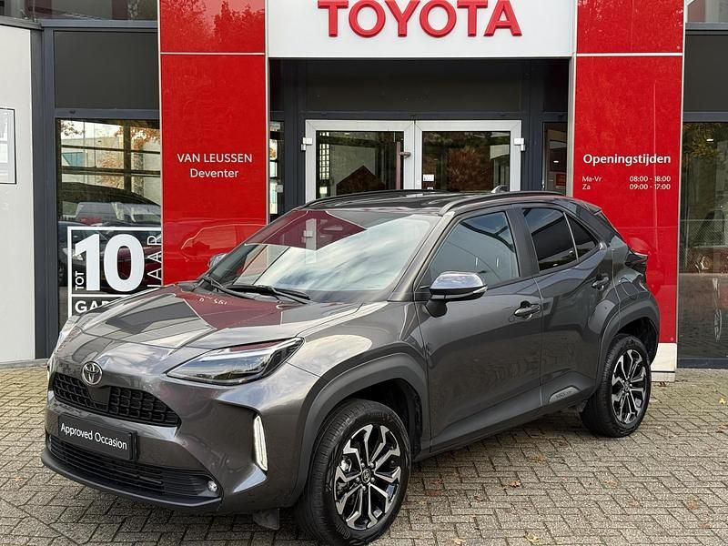 Grijs Occasion 2025 Toyota Yaris Cross SUV | € 28.900 (Eerlijke prijs) - Afbeelding 1/4