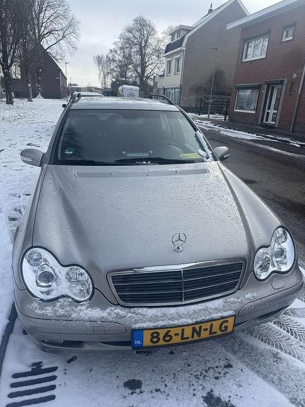 Grijs Occasion 2003 Mercedes C180 Elegance Stationwagen | € 2.800 (Eerlijke prijs) - Afbeelding 1/4