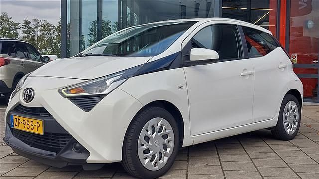 Wit Gebruikt 2019 Toyota Aygo X-play Hatchback | € 10.799 (Eerlijke prijs) - Afbeelding 1/3