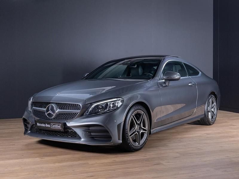 Grijs, metallic lak Gebruikt 2020 Mercedes C300 Sport Edition Coupé | € 38.450 (Eerlijke prijs) - Afbeelding 1/4
