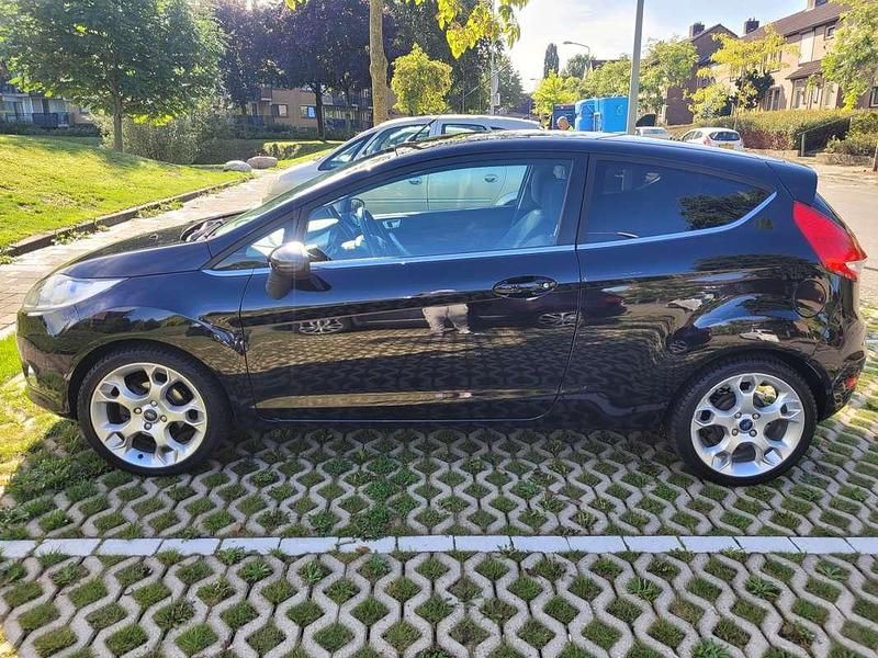 Zwart Gebruikt 2011 Ford Fiesta Titanium Hatchback | € 6.500 (Iets duurder) - Afbeelding 1/4