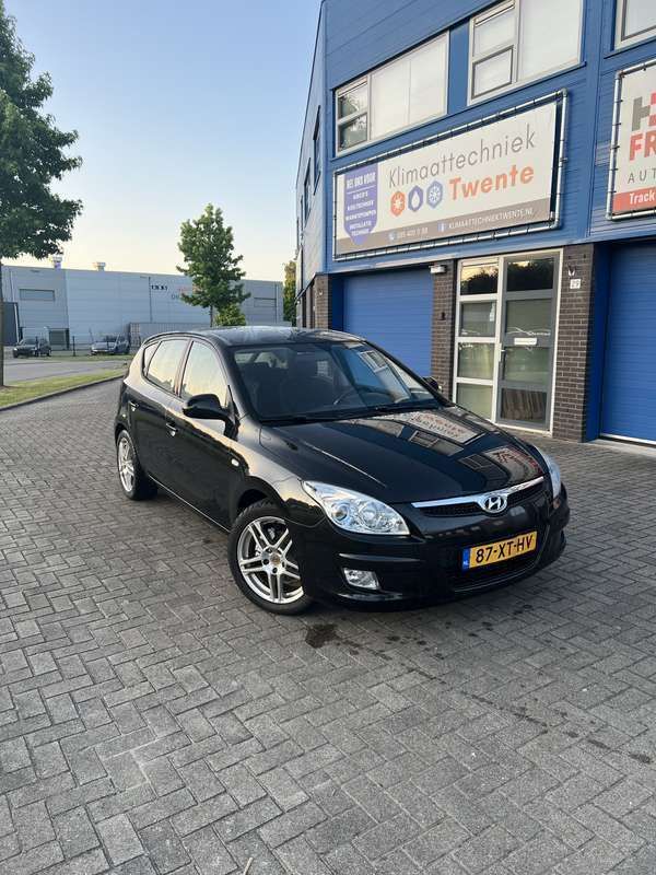 Zwart Gebruikt 2007 Hyundai i30 Dynamiq MPV | € 2.999 (Eerlijke prijs) - Afbeelding 1/4