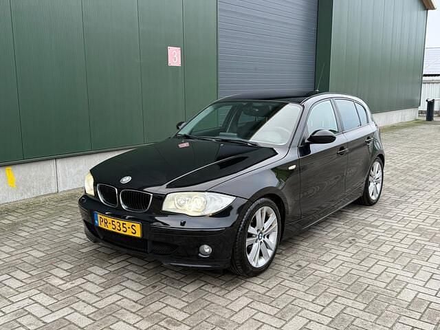 Zwart Gebruikt 2004 BMW 120 Executive Hatchback | € 4.320 (Eerlijke prijs) - Afbeelding 1/4
