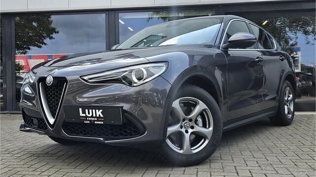 Grijs Gebruikt 2017 Alfa Romeo Stelvio Super SUV | € 22.800 (Eerlijke prijs) - Afbeelding 1/4