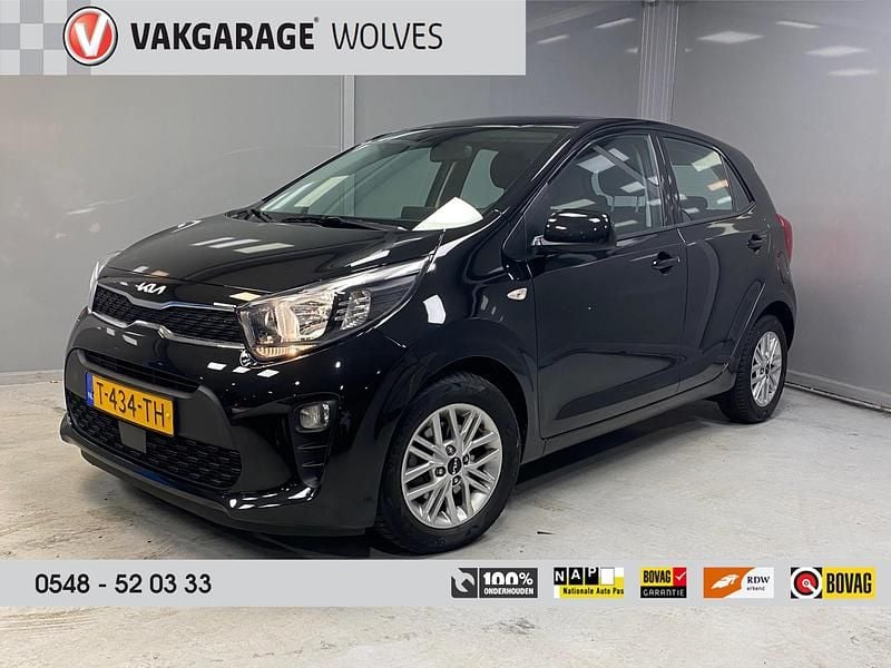 Zwart (metallic) Occasion 2023 Kia Picanto Play Hatchback | € 14.400 (Eerlijke prijs) - Afbeelding 1/4