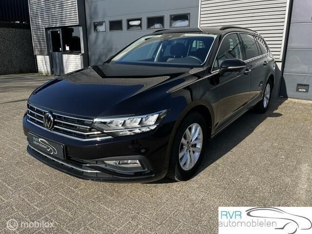 Zwart Gebruikt 2023 VW Passat Stationwagen | € 24.950 - Afbeelding 1/4