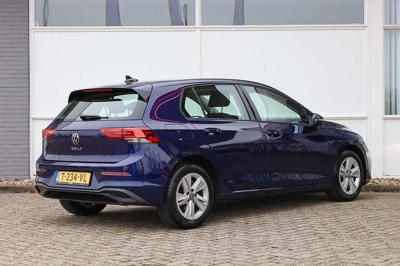 Occasion VW Golf VIII Life 110 PK (80 kW) 2023 Blauw Hatchback