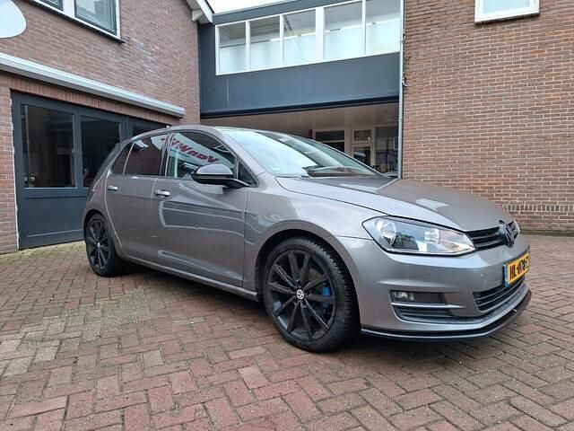 Grijs, metallic lak Gebruikt 2015 VW Golf VII Comfortline Hatchback | € 6.750 (Iets duurder) - Afbeelding 1/4
