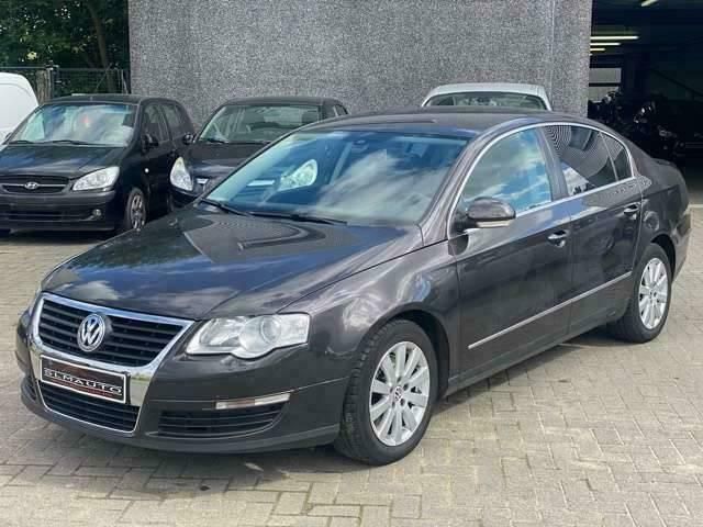 Zwart Occasion 2009 VW Passat Sedan | € 4.850 (Eerlijke prijs) - Afbeelding 1/4